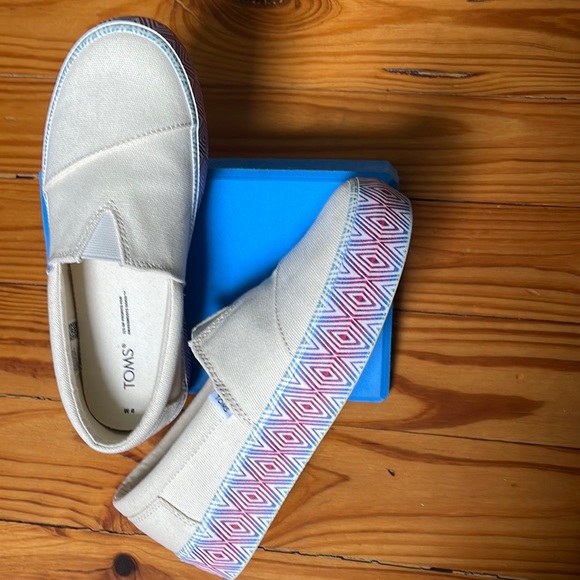 Just like new. Toms. Wrong size too big. - Picture 3 of 4
